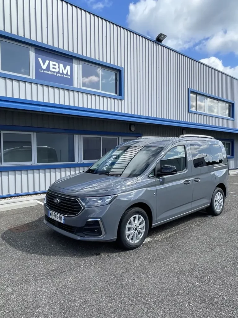 FORD Tourneo Connect - VW Caddy TPMR vue de 3:4 avant gauche