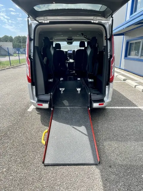 FORD Tourneo Custom Véhicule tpmr d’occasion pour particulier ou professionnel avec boite automatique pour transport pmr en sécurité, spacieux et confortable