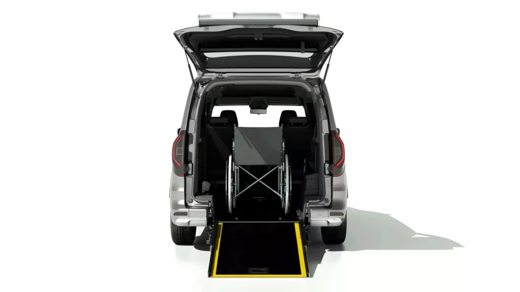 Vue arrière rampe ouverte et coffre ouvert du Renault Kangoo TPMR avec un fauteuil roulant