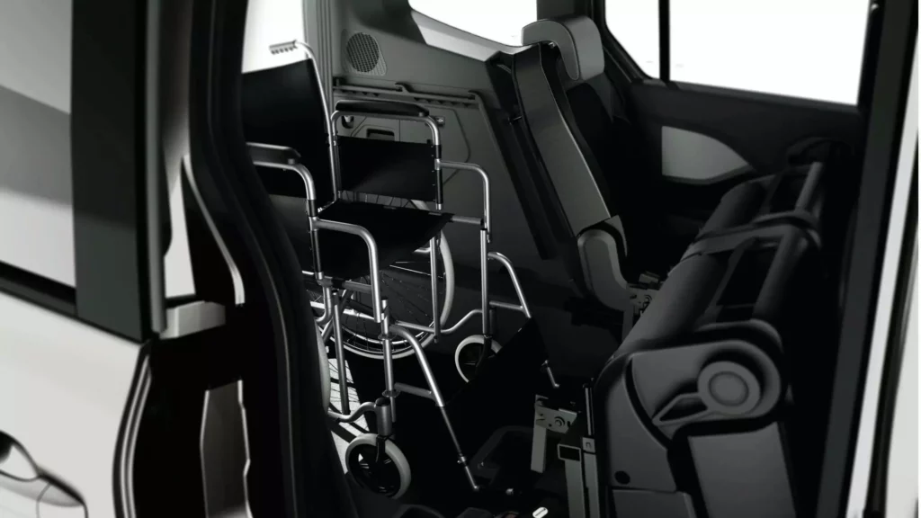 Fauteuil roulant dans Renault Kangoo TPMR vue depuis la porte arrière droite ouverte