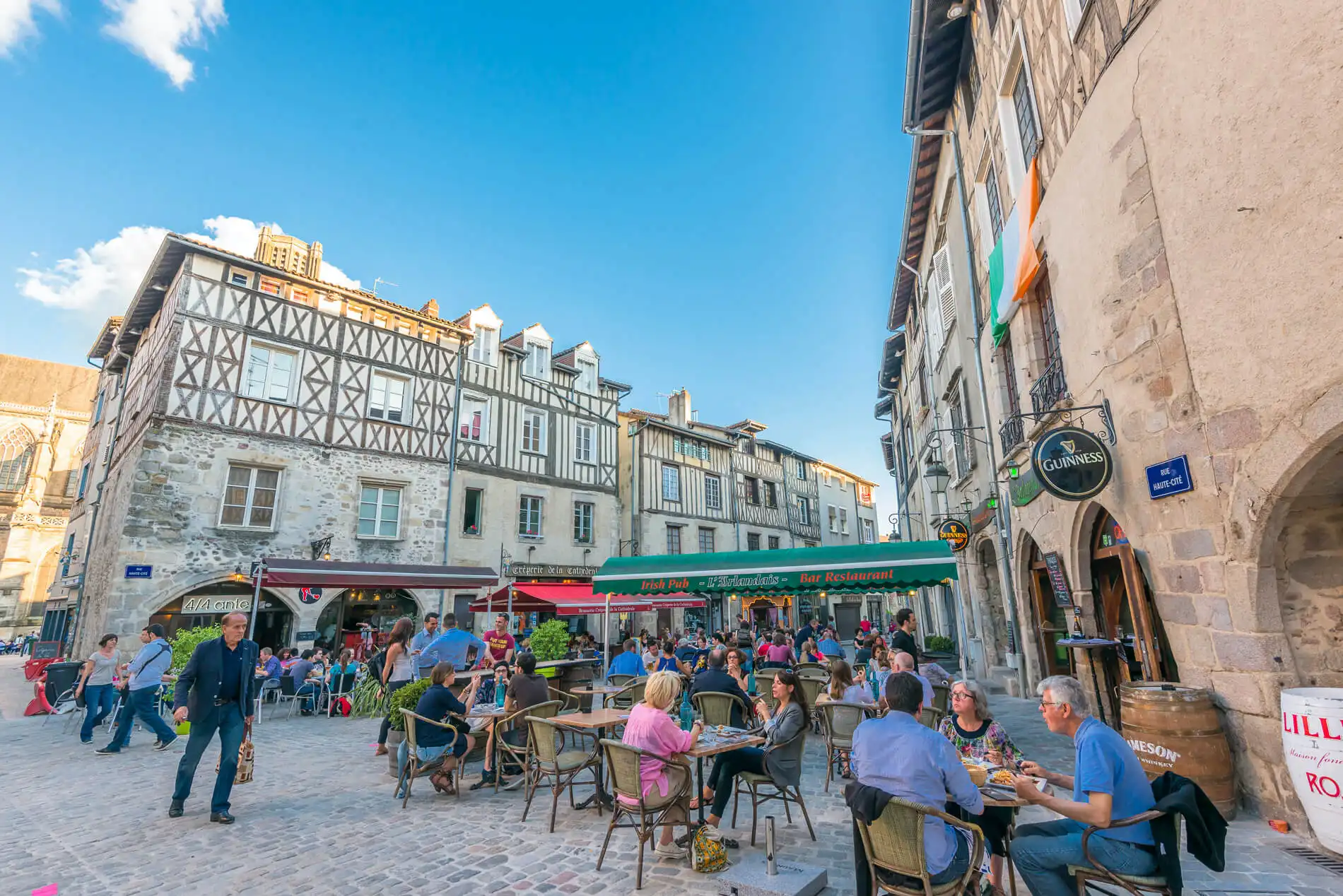 Limoges photo du quartier du Centre Ville pavé et typique avec face en bois