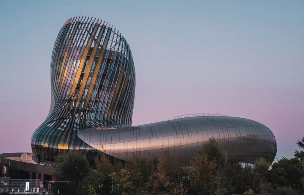 Illustration de la cité du vin dans le quartier charton à bordeaux couché de soleil