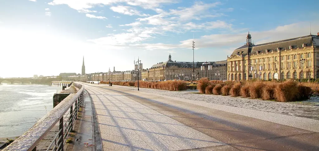 illustration des quais de bordeaux avec vue sur la garonne