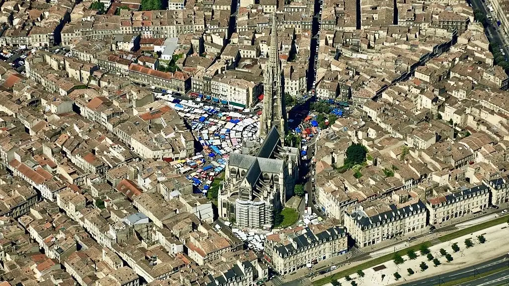 Illustration du quartier saint michel à bordeaux avec la cathédrale saint michel et les quais de la garonne