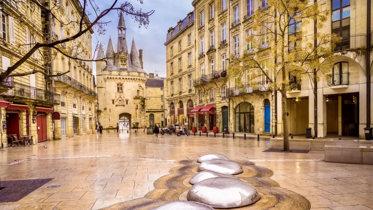 Illustration du quartier saint pierre à bordeaux avec la grosse cloche en visuel