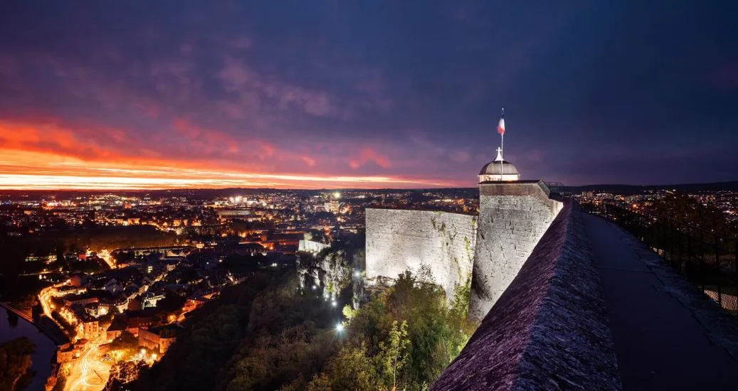La citadelle de Vauban avec vue sur Besançon de nuit coucher de soleil