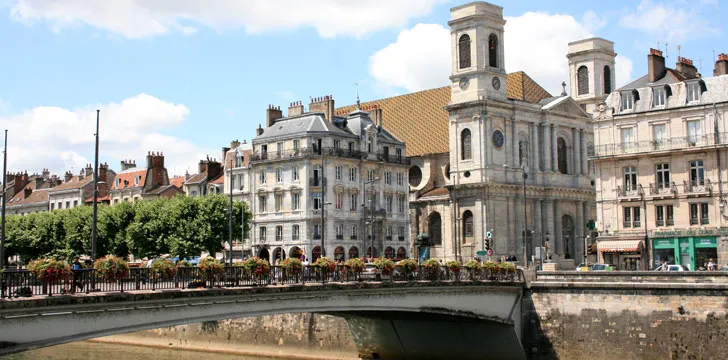 Le pont Battant et la vieille ville de Besançon vue de la rive