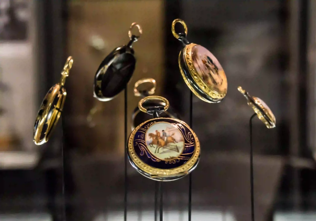 Le musée du temps de Besançon, vue sur des montres à gousset équitation