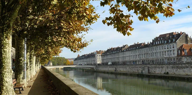 Vue sur les quais et le pont Battant de Besançon depuis les quais en automne