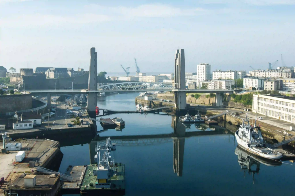 Brest vue du port avec le canal et le pont levant