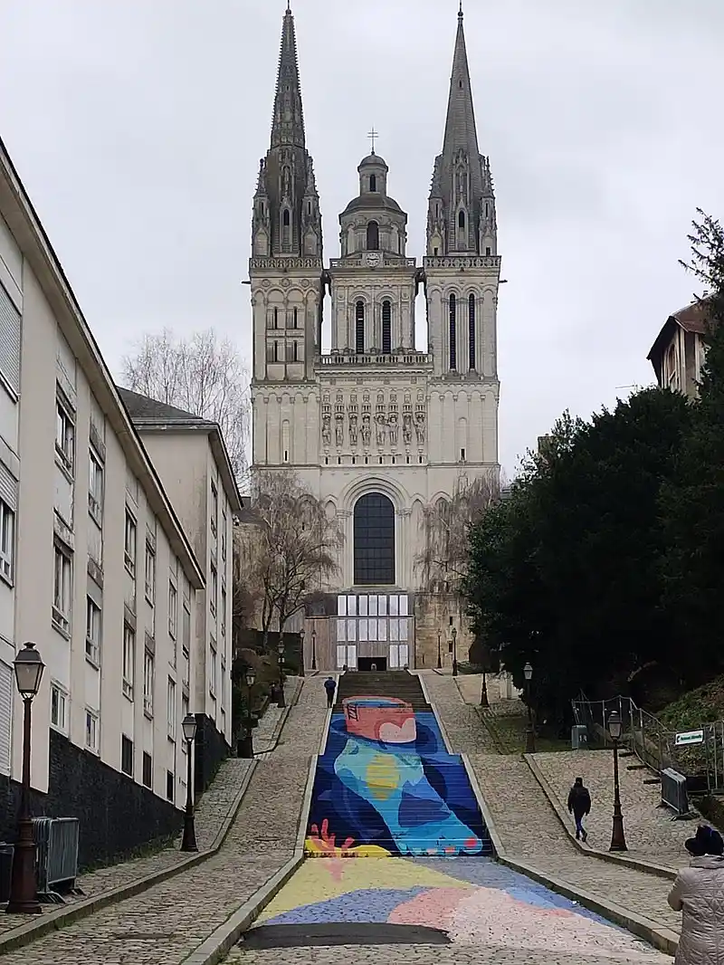 La Cathédrale Saint-Maurice d'Angers avec l'escalier peint en couleurs