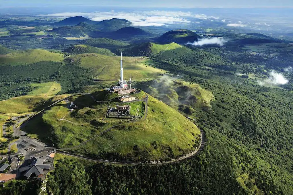 Clermont-Ferrand vue aérienne du Puy-de-Dôme et la chaîne des volcans