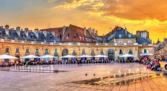 Dijon place des ducs de Bourgogne sous un coucher de soleil divers restaurants
