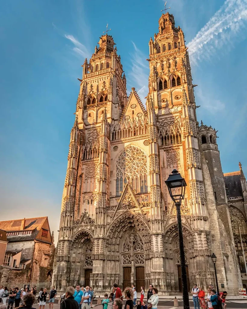 La Cathédrale de tours couché de soleil