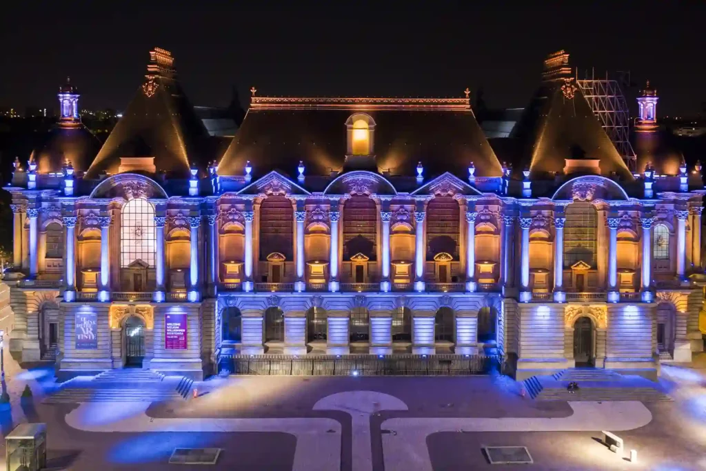 Lille le palais des Beaux-Arts vue de nuit avec un éclairage bleu