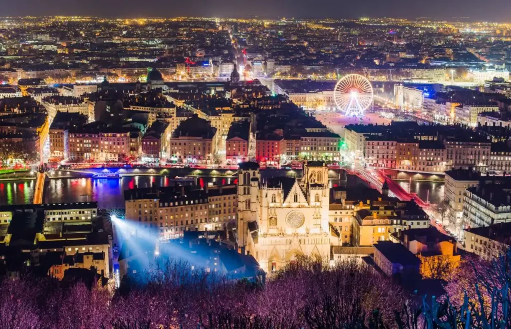 La ville de Lyon pendant la fête des Lumières vue depuis la Basilique Notre-Dame de Fourvière