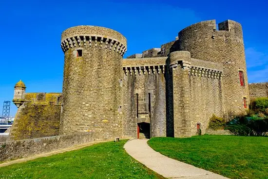 Les tours du château de Brest ensoleillées