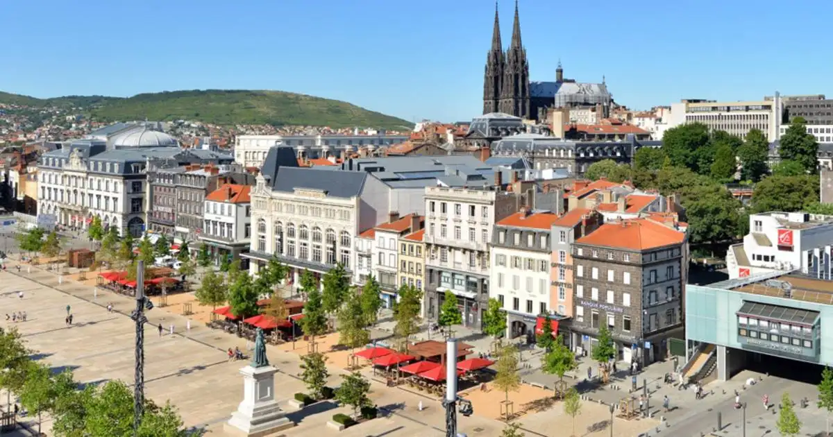 Clermont-Ferrand vue en hauteur de la place de Jaude
