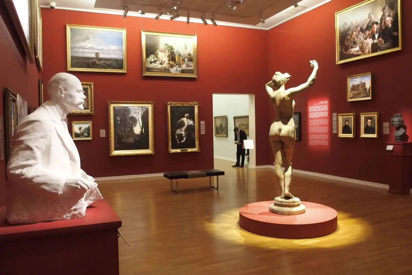 Une salle avec des statue et des tableaux du musée de la cour d'or à Metz
