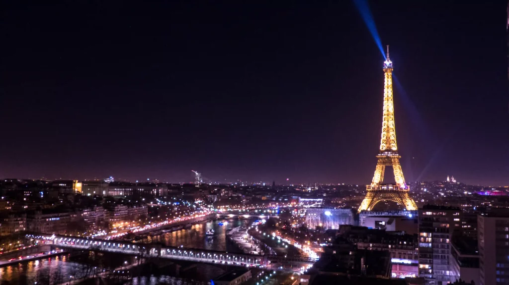 tour Eiffel de nuit éclairée