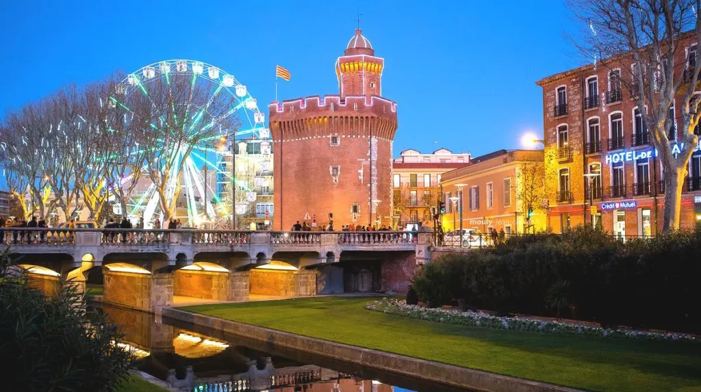 Perpignan le Centre Ville avec la fête foraine et la grande roue