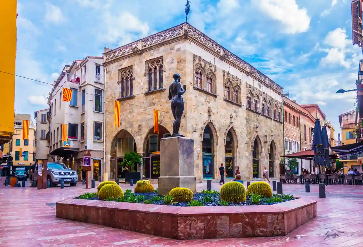 Perpignan Centre-Ville fontaine et statue femme