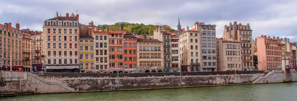 Les façades des bâtiments du vieux Lyon vue depuis les berges de la presque île de Lyon