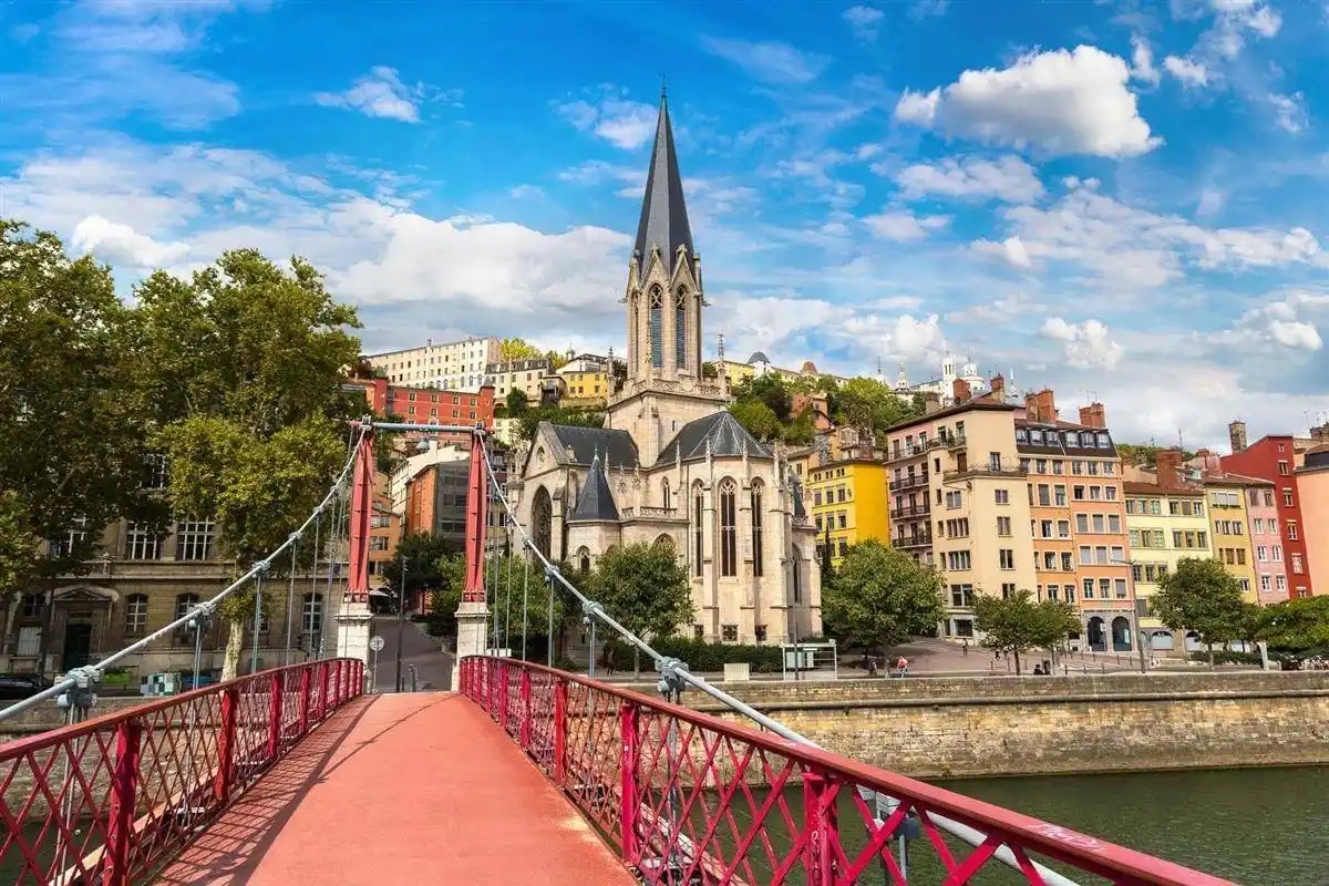 Le quartier du vieux Lyon vue depuis la passerelle du palais de justice avec en face la Cathédrale Saint-Jean Baptiste