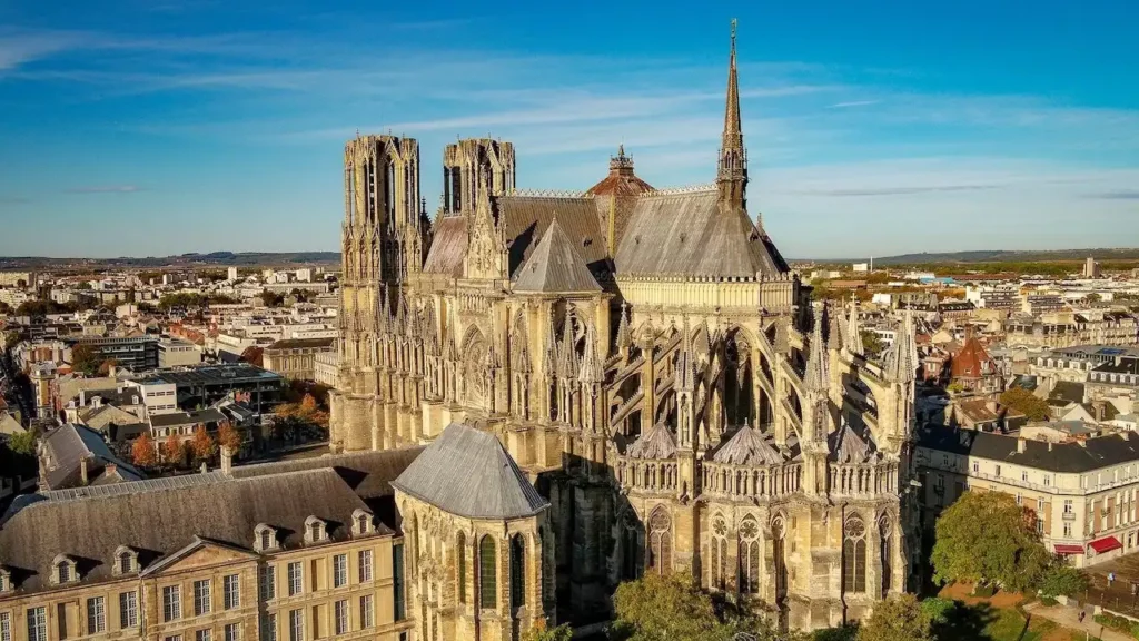 Reims la Cathédrale Notre-Dame vue du ciel sous illuminée par le soleil