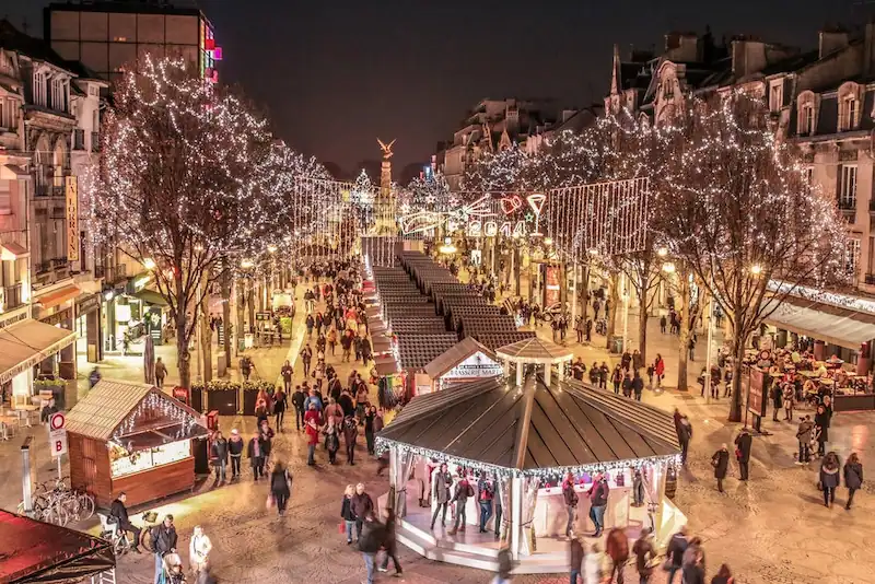 Reims le marcher de noël illuminé avec 150 chalets