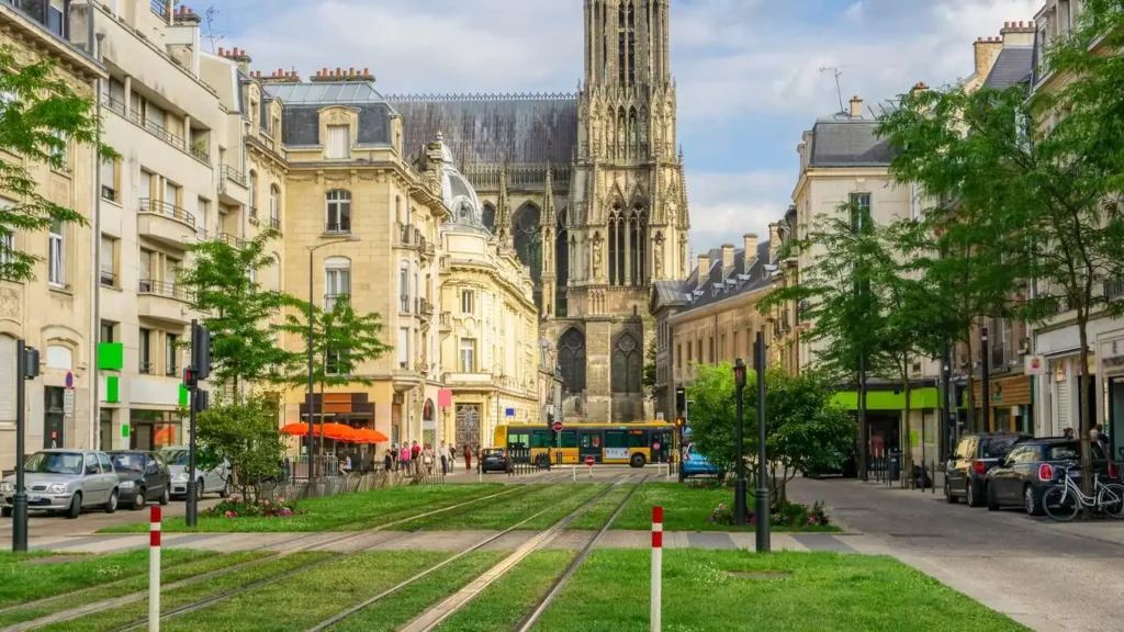 Reims le tram avec la Cathédrale Notre-Dame en fond