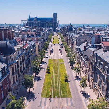 Reims vue du ciel sur le tram et la Cathédrale Notre-Dame