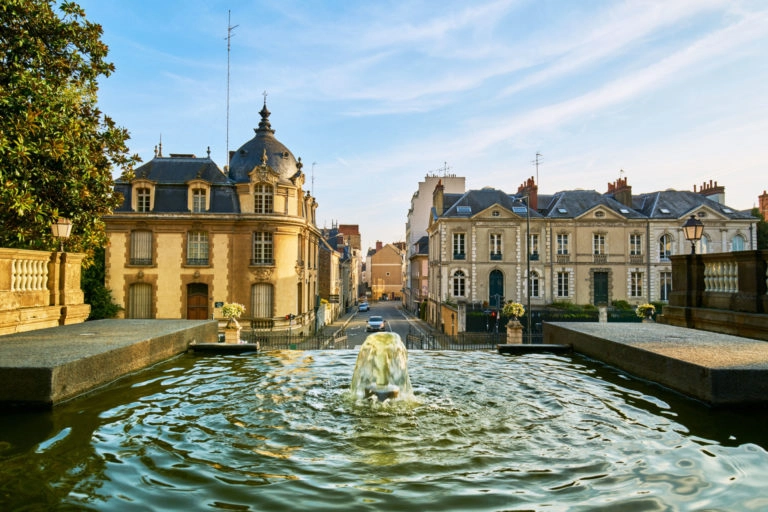 rennes quartier Thabor avec vue de la fontaine
