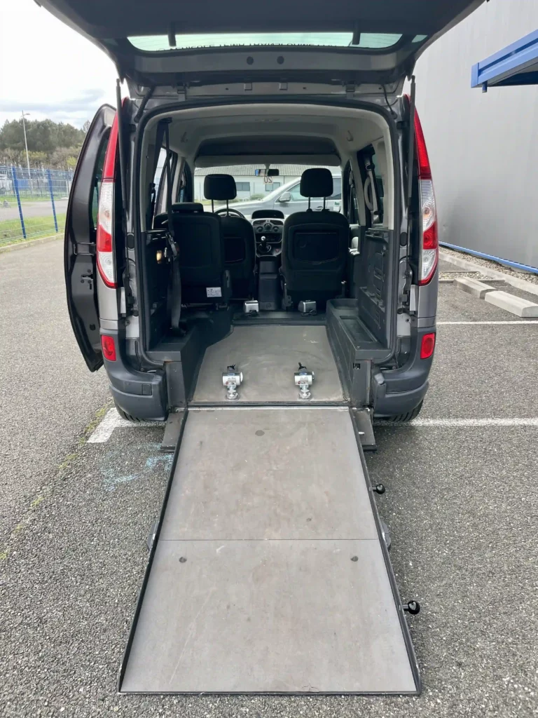 Renault Kangoo TPMR 3+1 coffre ouvert rampe déployée