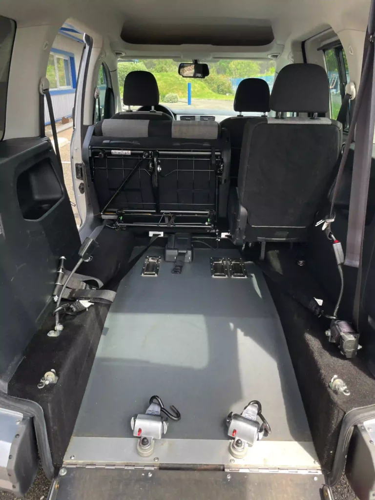 VW CADDY IV TPMR TRIPOD 3 + 1 arrière vue sur l'aménagement