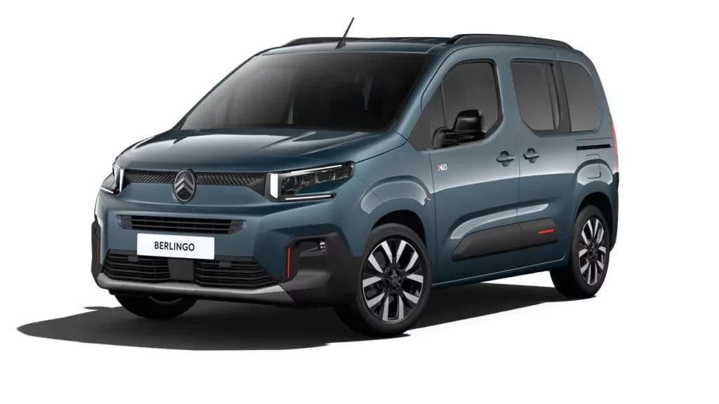 Citroën Berlingo TPMR 2024 vue de la face avant gauche fond blanc de couleur bleu