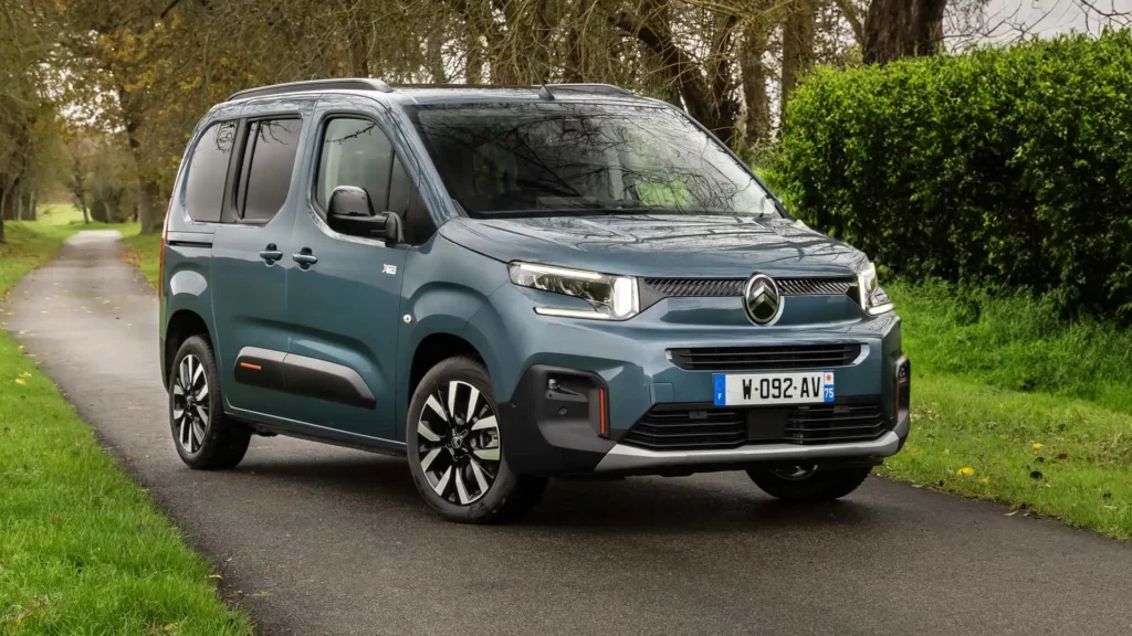 Citroën Berlingo TPMR 2024 vue avant droite de couleur bleu