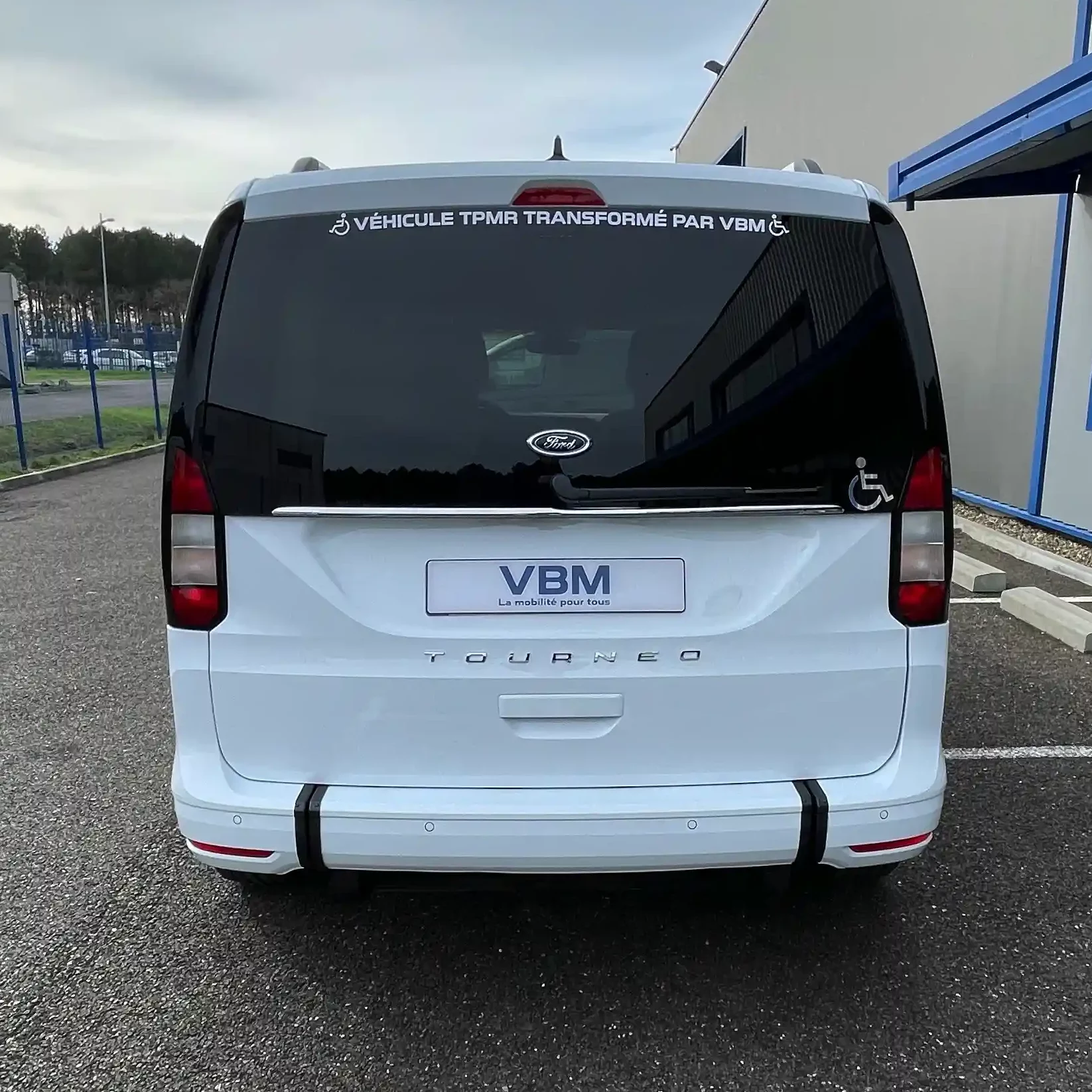 VSL TPMR blanc ambulance handicapé vue arrière