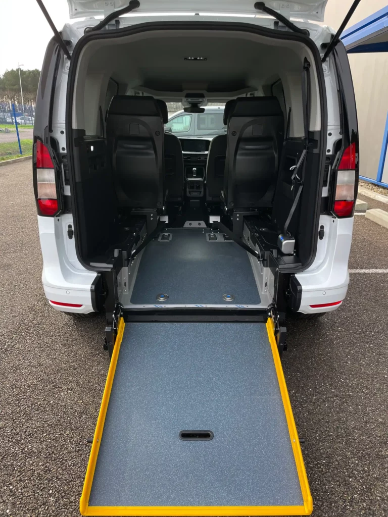 VSL TPMR blanc ambulance handicapé vue arrière rampe ouverte