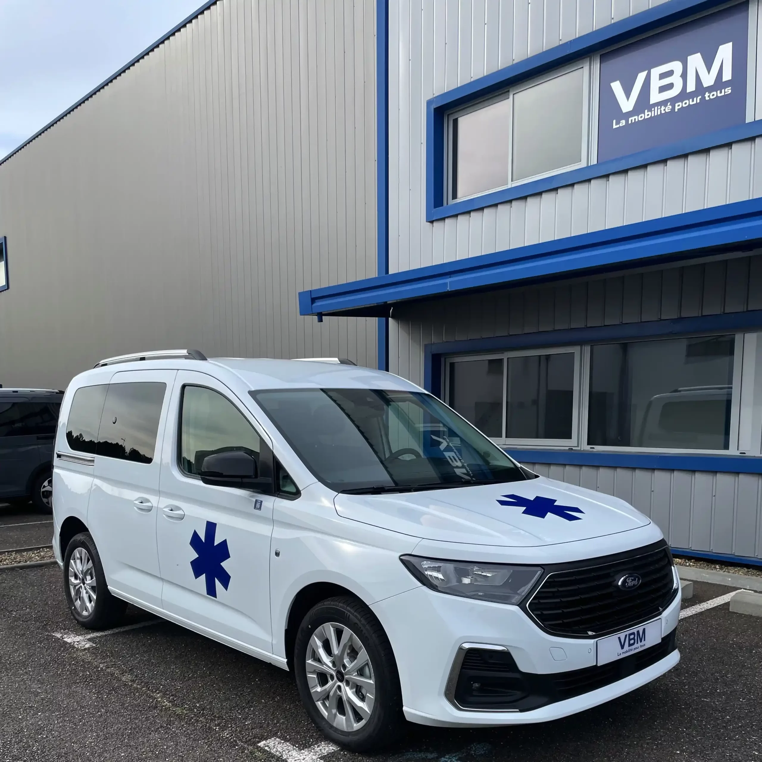 VSL TPMR blanc ambulance handicapé vue avant droit