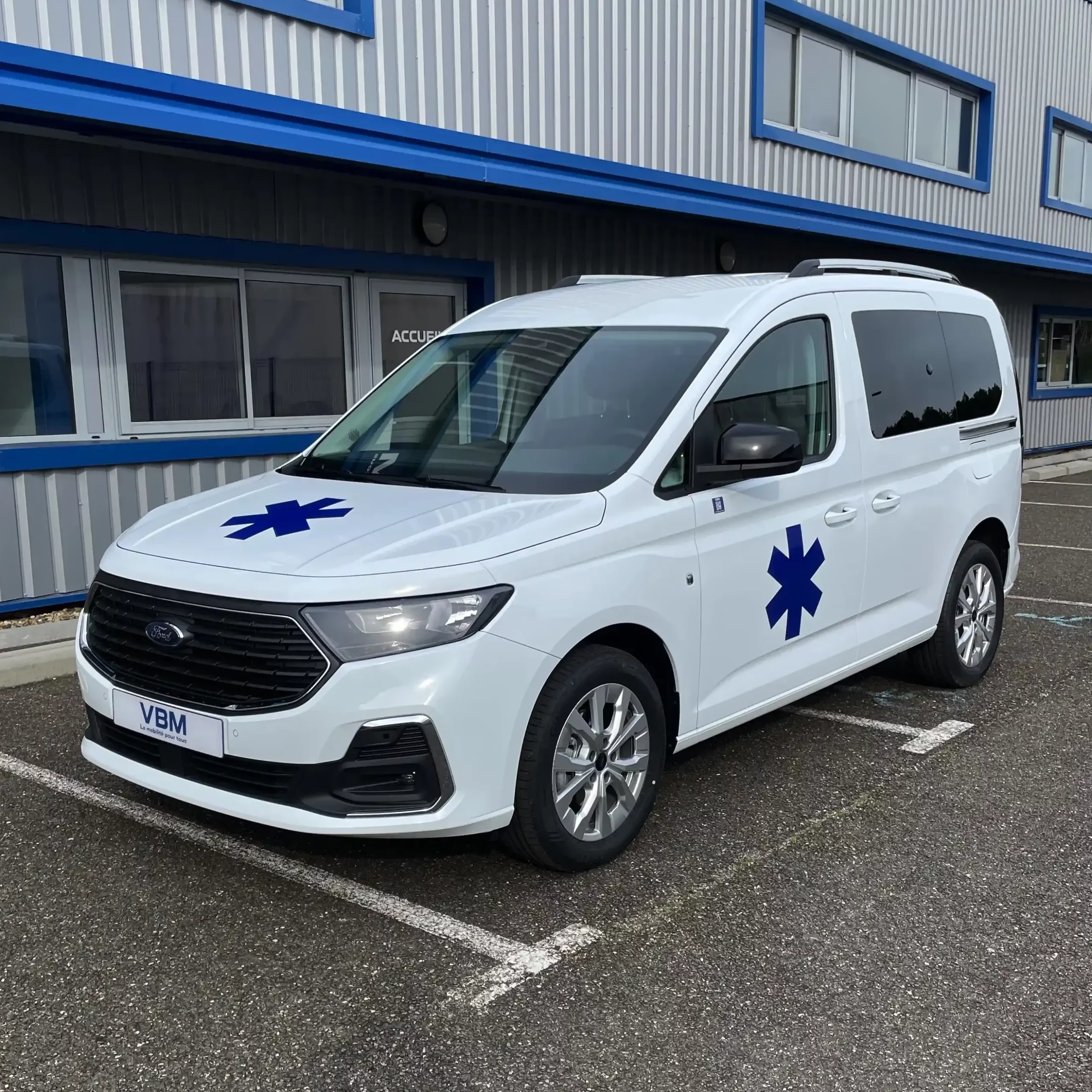 VSL TPMR blanc ambulance handicapé vue du côté avant gauche