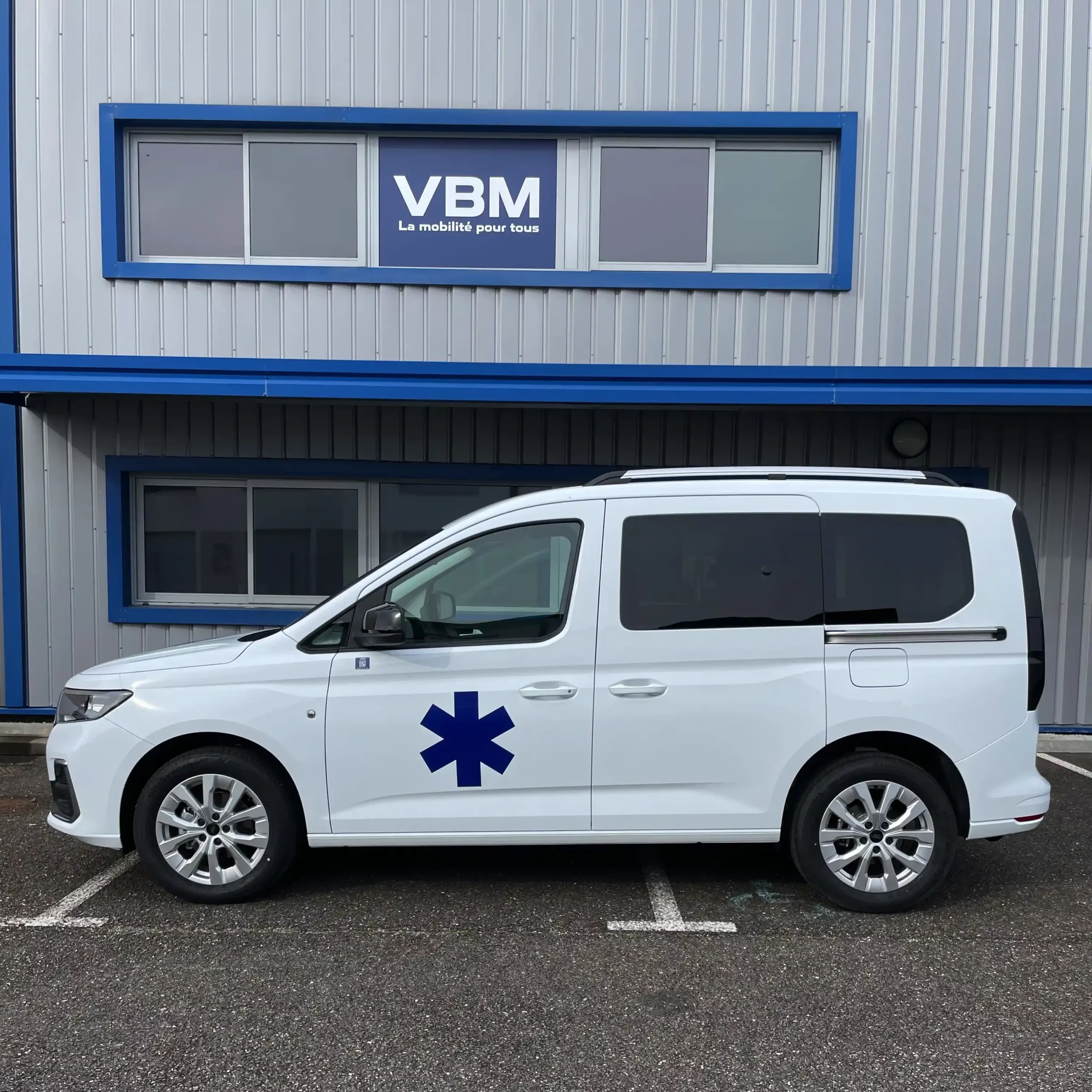 VSL TPMR blanc ambulance handicapé vue du côté gauche