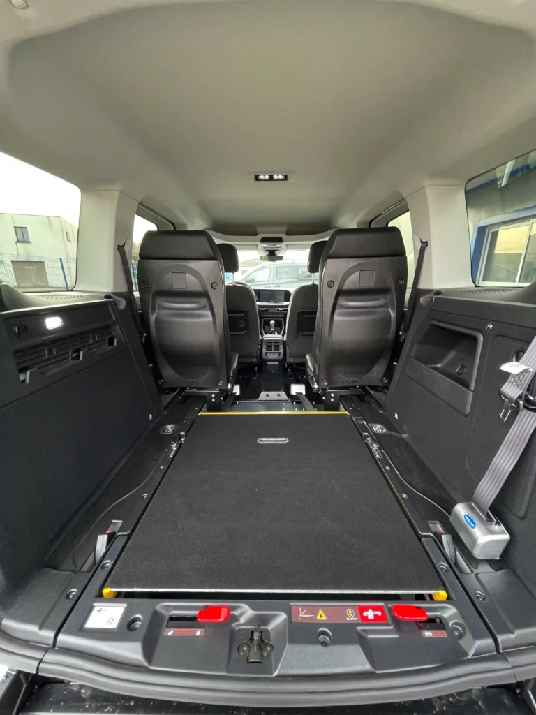 VSL TPMR blanc ambulance handicapé vue habitacle rampe rabattue