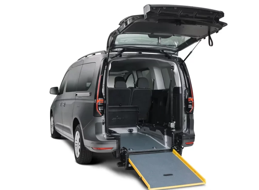 FORD Tourneo Grand Connect TPMR Gris Graphite vue arrière rampe ouverte coffre ouvert