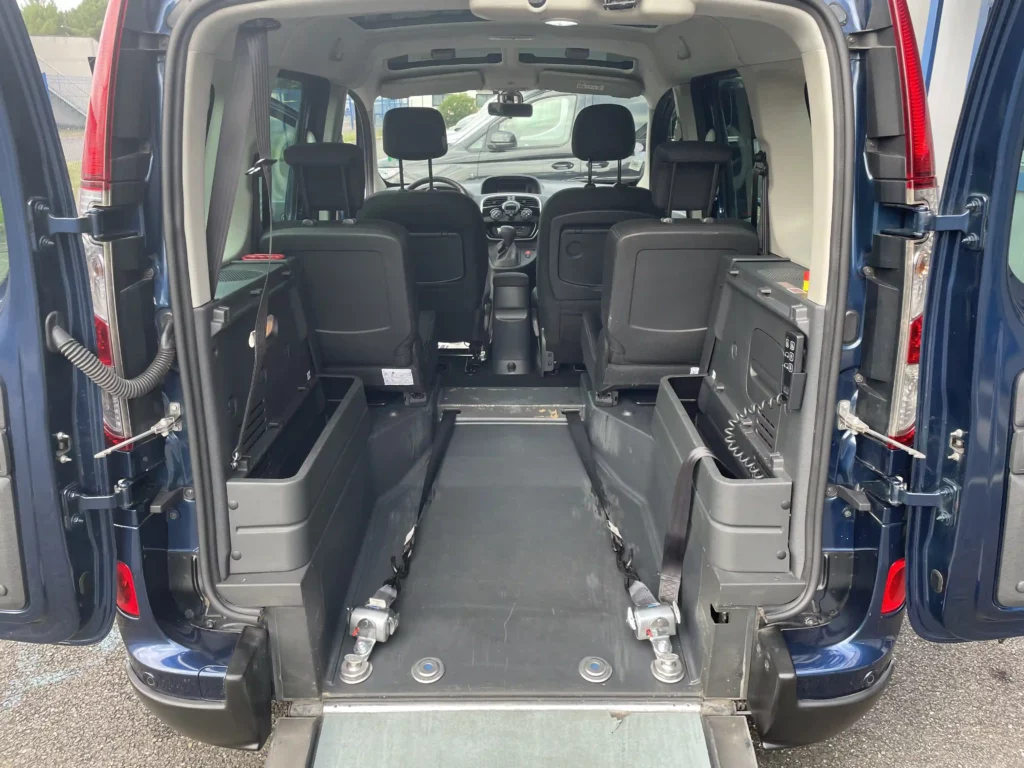 RENAULT Kangoo TPMR 4+1 30ème Anniversaire rampe ouverte vue sur l'aménagement