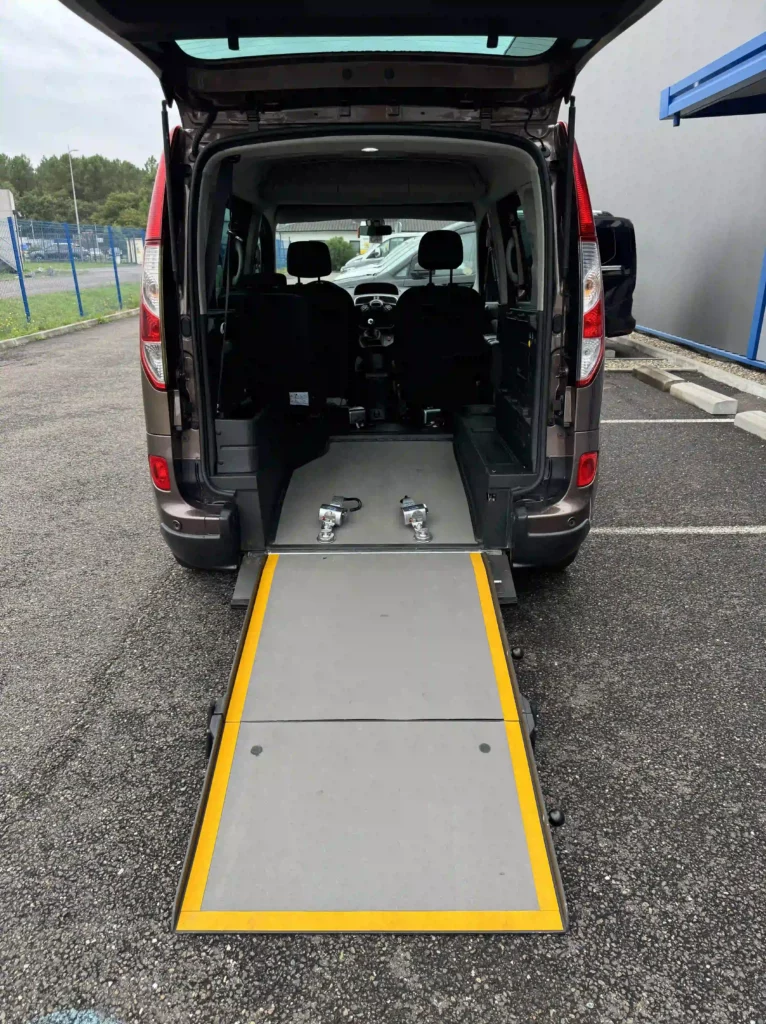 RENAULT Kangoo TPMR MARRON 4 + 1 rampe ouverte