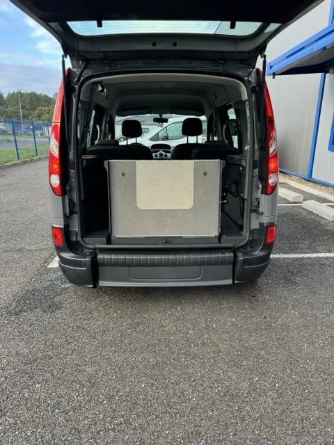 RENAULT Kangoo TPMR GRIS TAUPE 4+ 1 coffre ouvert
