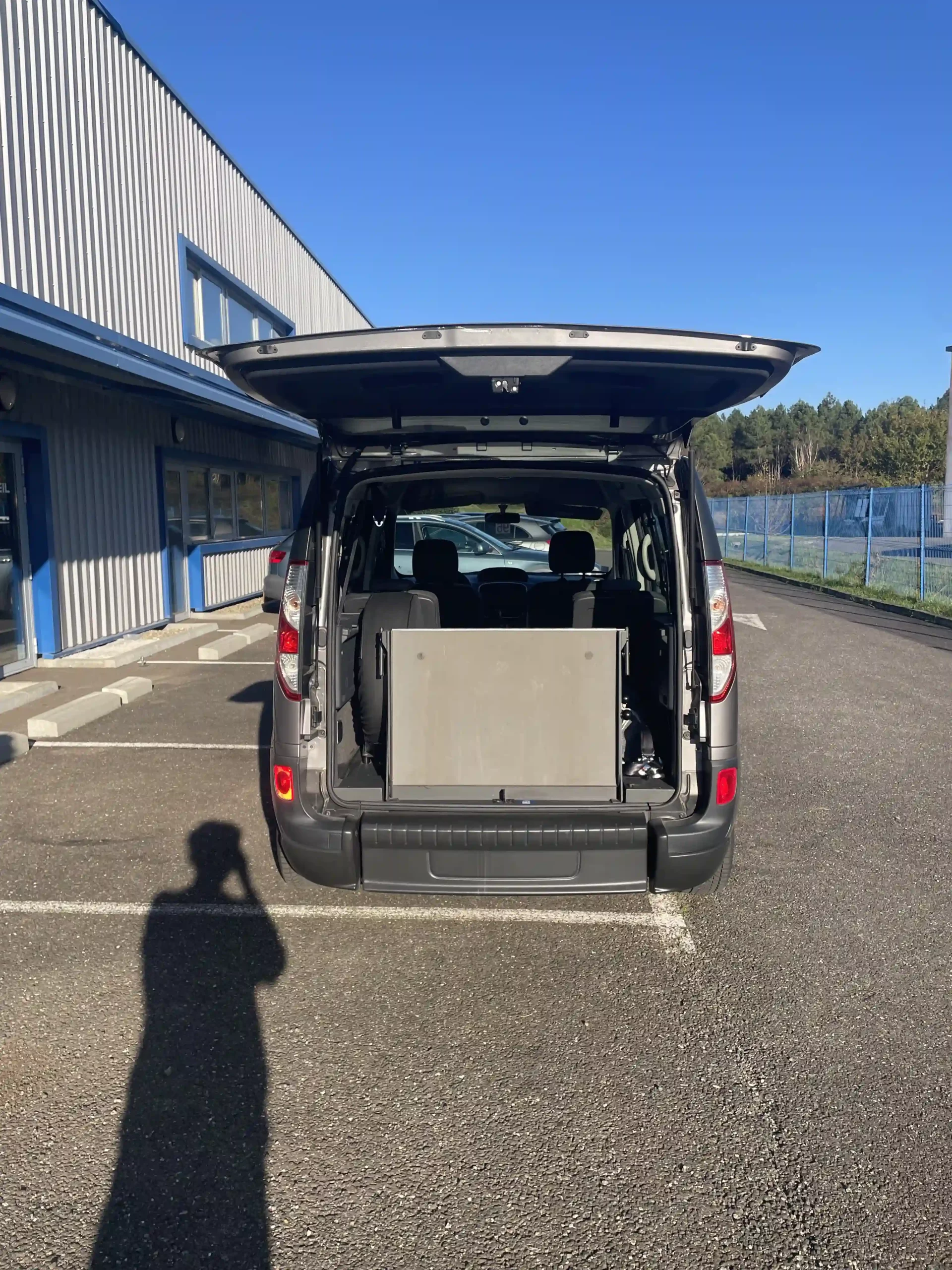 Renault kangoo tpmr gris arrière coffre ouvert